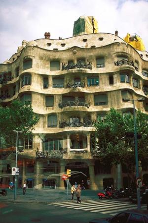 山梨県甲府市に位置するビジネスホテル「東横INN甲府駅南口1」の紹介と魅力